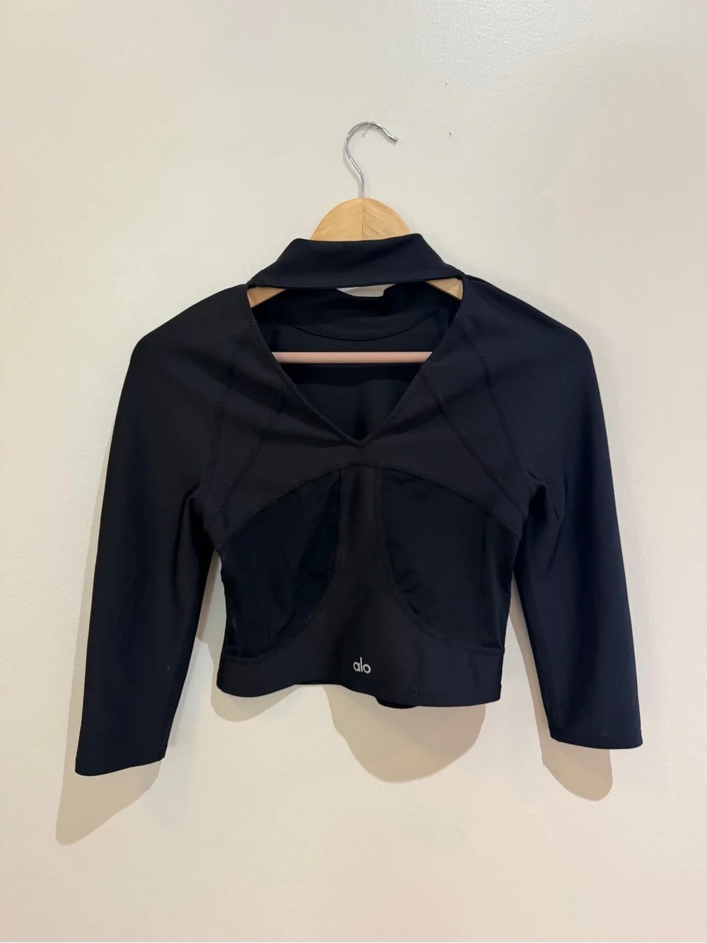 Alo yoga archer top cropped black yoga workout w/riptag   Size med